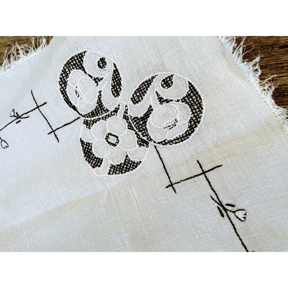 Vintage Flax Linen Embroidery small tablecloth - Picture 11 of 11